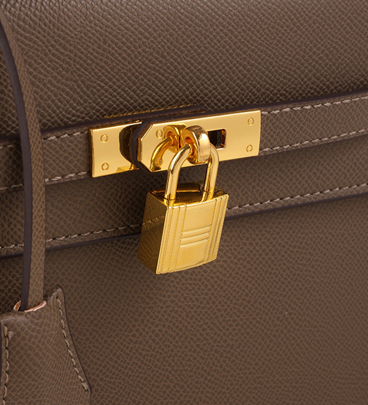 Handtasche mit Schlossdetail