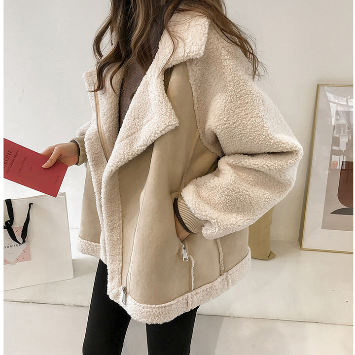 Elegant Women's Teddy Coat with Large Collar – Warm Faux Fur Winter Coat for Cold Weather 3